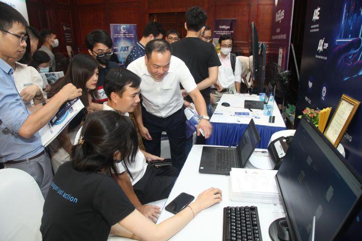 Thứ trưởng Bộ Khoa học & Công nghệ Việt Nam Bùi Thế Duy trải nghiệm sản phẩm AXT – Số hóa chữ viết tay Tiếng Việt của Cyber Eye