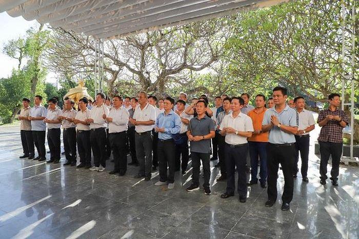 Đoàn dâng hương tại Nghĩa trang Liệt sĩ A1 tại TP. Điện Biên Phủ, tỉnh Điện Biên