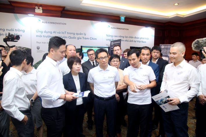 Phó Thủ Tướng Vũ Đức Đam, Thứ Trưởng Bùi Thế Duy cùng đoàn đại biểu tham quan gian hàng công ty Cyber Eye giới thiệu công nghệ AXT -  Số hóa nét chữ Việt