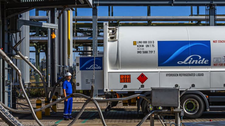 Logo Linde AG trên một chiếc xe tải chở hydro lỏng đang vận chuyển nhiên liệu tại nhà máy hydro Linde ở Leuna, Đức, vào thứ Ba, ngày 14 tháng 7 năm 2020. Rolf Schulten | Bloomberg | Getty Images
